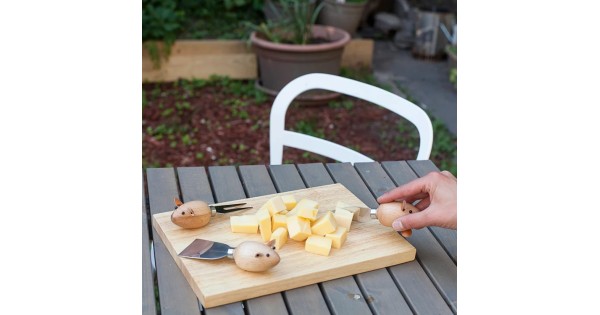 Planche Souris Kikkerland utilisée pour couper et servir des fromages