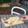 Planche Souris Kikkerland utilisée pour couper et servir des fromages