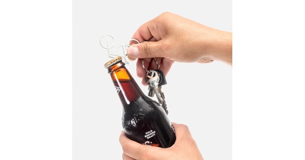 Porte-clés Vélo Kikkerland utilisé pour décapsuler une bouteille