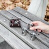 Petits verres inox Kikkerland et étui présentés sur une table extérieure
