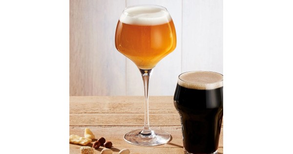 Verre Open Up Soft Chef & Sommelier présenté avec une boisson à table