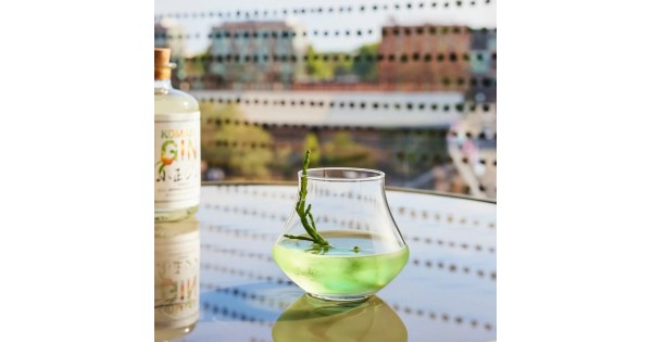 Cocktail avec une garniture végétale dans un verre Open Up Warm Chef & Sommelier