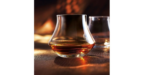 Verre Open Up Warm Chef & Sommelier avec un spiritueux sur un comptoir en bois
