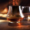Verre Open Up Warm Chef & Sommelier avec un spiritueux sur un comptoir en bois