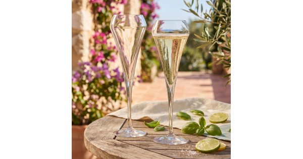 Flûte à champagne Open Up Chef & Sommelier présentée sur une table en extérieur