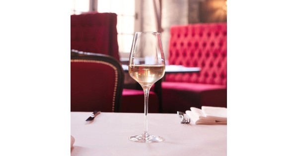 Verre Sublym Chef & Sommelier avec du vin blanc sur une table de restaurant