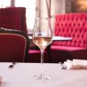 Verre Sublym Chef & Sommelier avec du vin blanc sur une table de restaurant