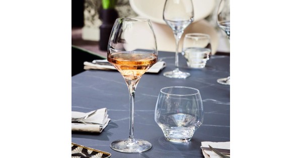 Gobelet à eau Open Up Chef & Sommelier assorti à un verre à vin sur une table