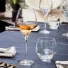 Gobelet à eau Open Up Chef & Sommelier assorti à un verre à vin sur une table