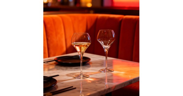 Verres Open Up Round Chef & Sommelier présentés sur une table de restaurant