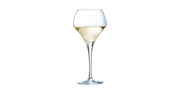 Verre Open Up Round 37 cl Chef & Sommelier rempli de vin blanc