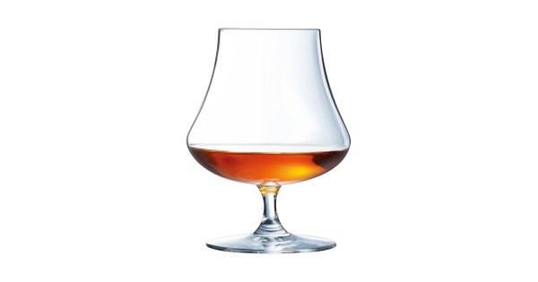Verre Open Up Ardent 39 cl Chef & Sommelier avec un spiritueux ambré