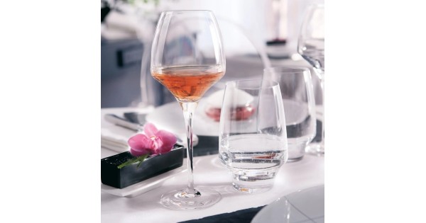 Verre Open Up Tannic Chef & Sommelier sur une table dressée avec des bougies
