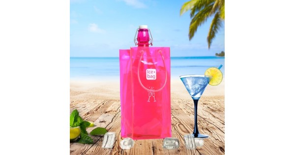 Sac rafraîchisseur Ice.Bag Classic rose Pink avec une bouteille dans un décor de plage