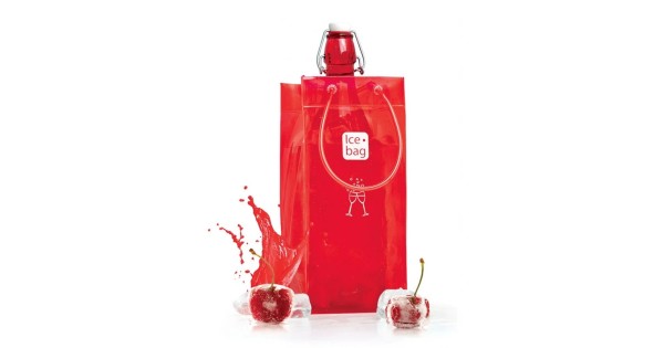 Sac rafraîchisseur Ice.Bag Classic rouge cerise Cherry Red présenté avec une bouteille