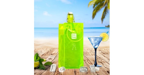 Sac rafraîchisseur Ice.Bag Classic jaune Yellow avec une bouteille dans un décor de plage