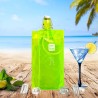 Sac rafraîchisseur Ice.Bag Classic jaune Yellow avec une bouteille dans un décor de plage