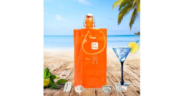 Sac rafraîchisseur Ice.Bag Classic orange avec une bouteille dans un décor de plage