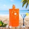 Sac rafraîchisseur Ice.Bag Classic orange avec une bouteille dans un décor de plage