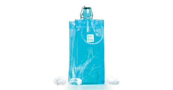 Sac rafraîchisseur Ice.Bag Classic bleu clair Frost Blue présenté avec une bouteille