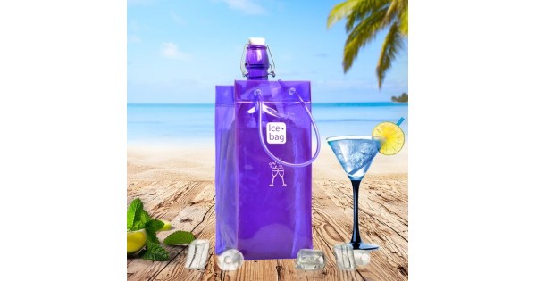 Sac rafraîchisseur Ice.Bag Classic violet Purple avec une bouteille dans un décor de plage