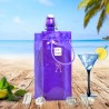 Sac rafraîchisseur Ice.Bag Classic violet Purple avec une bouteille dans un décor de plage