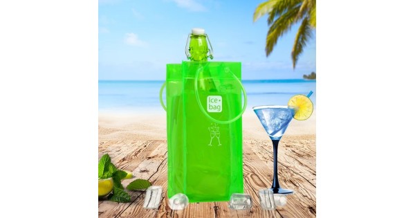 Sac rafraîchisseur Ice.Bag Classic vert Acid Green avec une bouteille dans un décor de plage