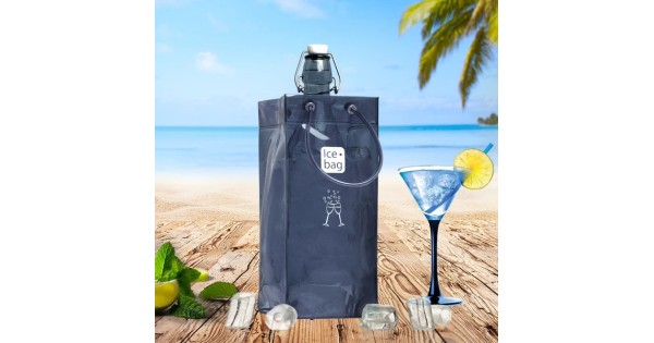 Sac rafraîchisseur Ice.Bag Classic gris fumé Smoke Grey avec une bouteille dans un décor de plage