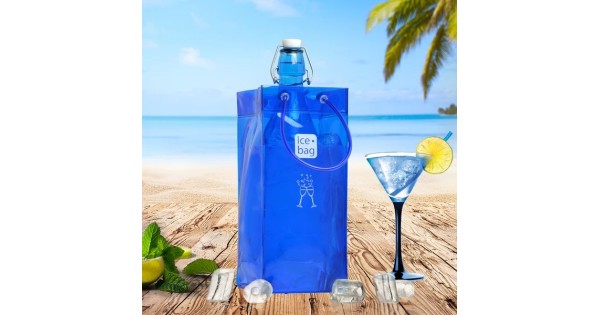Sac rafraîchisseur Ice.Bag Classic bleu French Blue avec une bouteille dans un décor de plage