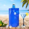 Sac rafraîchisseur Ice.Bag Classic bleu French Blue avec une bouteille dans un décor de plage