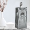 Sac Ice.Bag Classic argent mat présenté à table avec une bouteille et une flûte