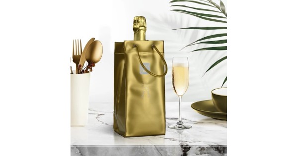Sac Ice.Bag Classic doré Gold avec une bouteille, présenté à côté de flûtes