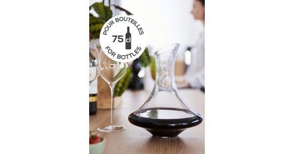 Carafe Evolution Peugeot avec du vin rouge et indication pour une bouteille de 75 cl