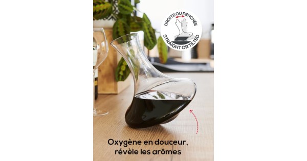Carafe Evolution Peugeot inclinée avec du vin rouge pour illustrer l’aération