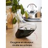Carafe Evolution Peugeot inclinée avec du vin rouge pour illustrer l’aération