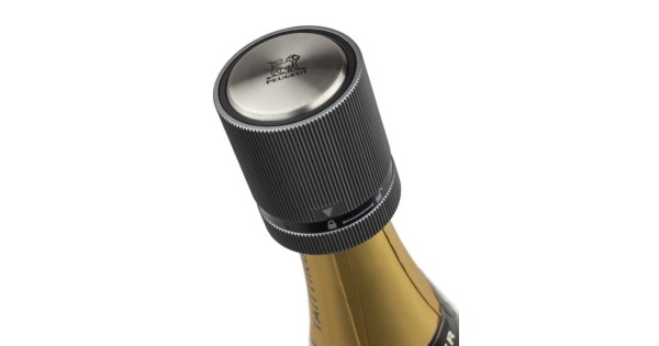Bouchon à champagne Line carbone Peugeot installé sur une bouteille