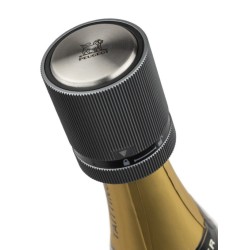 Bouchon à champagne Line carbone Peugeot installé sur une bouteille