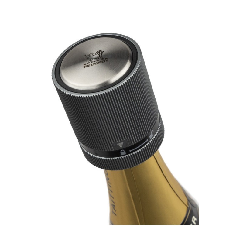Bouchon à champagne Line carbone Peugeot installé sur une bouteille