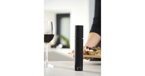 Pompe Preserve Duo Peugeot présentée debout sur une table
