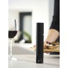 Pompe Preserve Duo Peugeot présentée debout sur une table