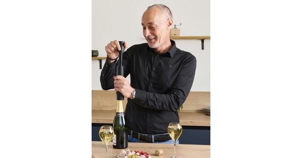 Présentation de la pompe Preserve Duo Peugeot au cours du service du vin