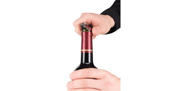 Découpe de la capsule d’une bouteille avec le sommelier Clavelin Peugeot