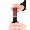Découpe de la capsule d’une bouteille avec le sommelier Clavelin Peugeot