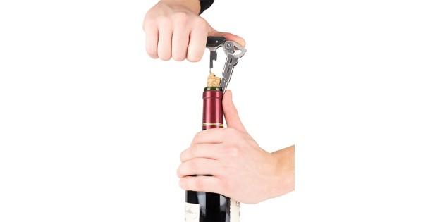 Extraction du bouchon avec la poignée du sommelier Clavelin Peugeot