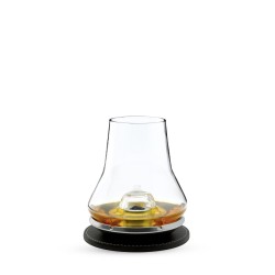 Verre à whisky Les Impitoyables Peugeot avec du whisky sur son socle rafraîchissant