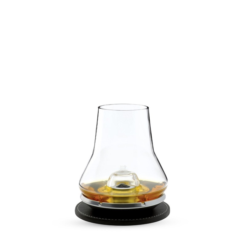 Verre à whisky Les Impitoyables Peugeot avec du whisky sur son socle rafraîchissant