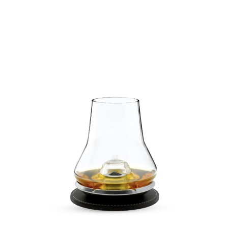 Verre à whisky Les Impitoyables Peugeot avec du whisky sur son socle rafraîchissant