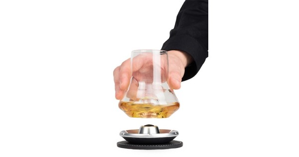 Verre à whisky Les Impitoyables Peugeot soulevé de son socle rafraîchissant