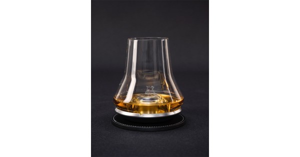 Verre à whisky Les Impitoyables Peugeot avec son socle sur fond sombre