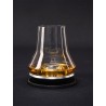 Verre à whisky Les Impitoyables Peugeot avec son socle sur fond sombre
